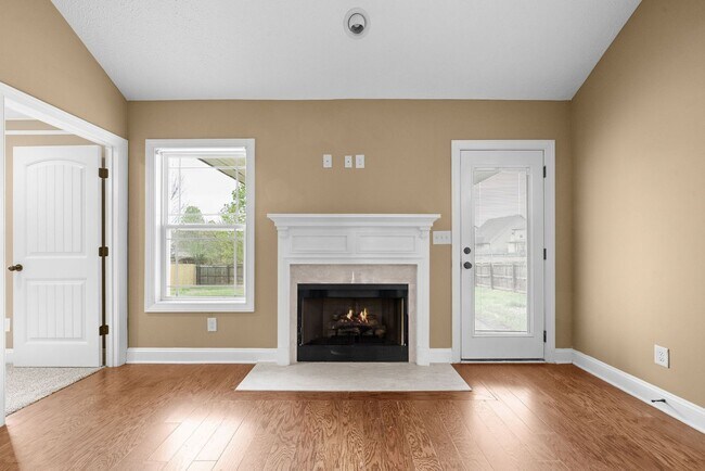 Building Photo - Three Bedroom with Bonus!