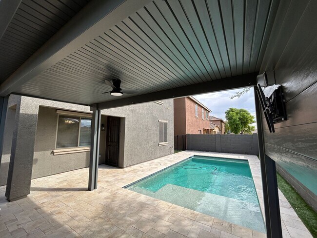 Building Photo - 15439 W Poinsettia Dr