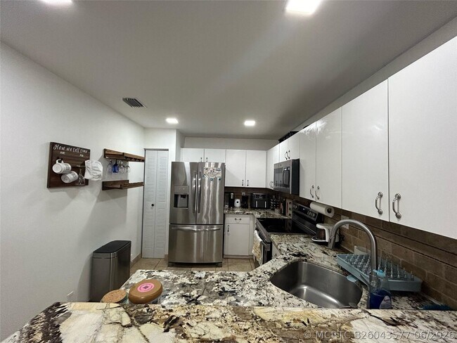 Building Photo - 11296 SW 17th Ct