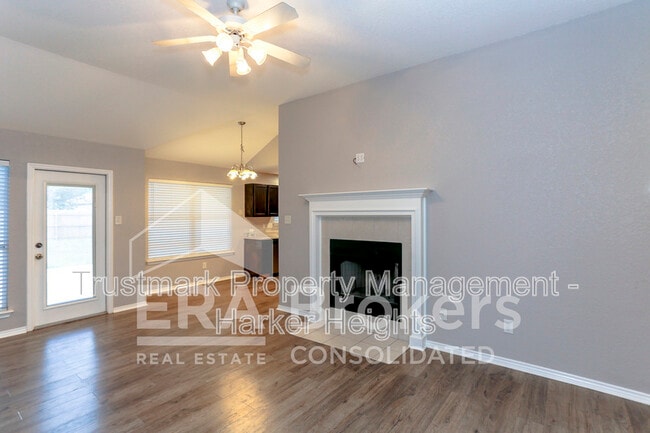 Building Photo - 1614 Twisted Oak Dr