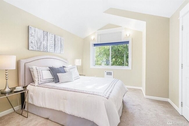 Building Photo - Fantastic Queen Anne Townhome