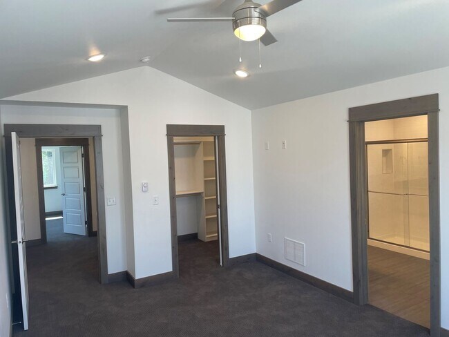 Building Photo - 52 Black Label Wy