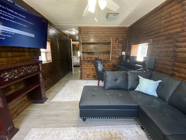 Building Photo - Single Family Home in Downtown Branson
