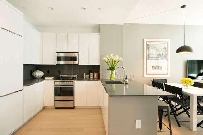 Building Photo - 3 bedroom in Manhattan NY 10038