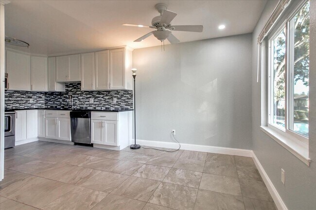 Building Photo - 280 Tradewinds Dr