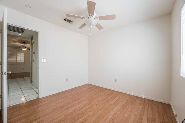 Building Photo - Stunning 3 Bedroom home!