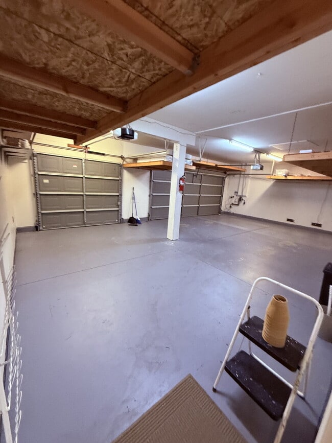 Building Photo - Spacious 5-Bed Family Home w/ 3-Car Garage Near Top Schools in Orange Crest.  One large bedroom a...