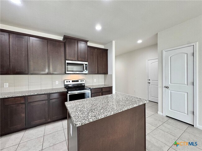 Building Photo - 320 La Escalera Dr