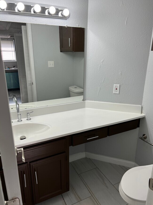Building Photo - 711 Harbour Town Dr