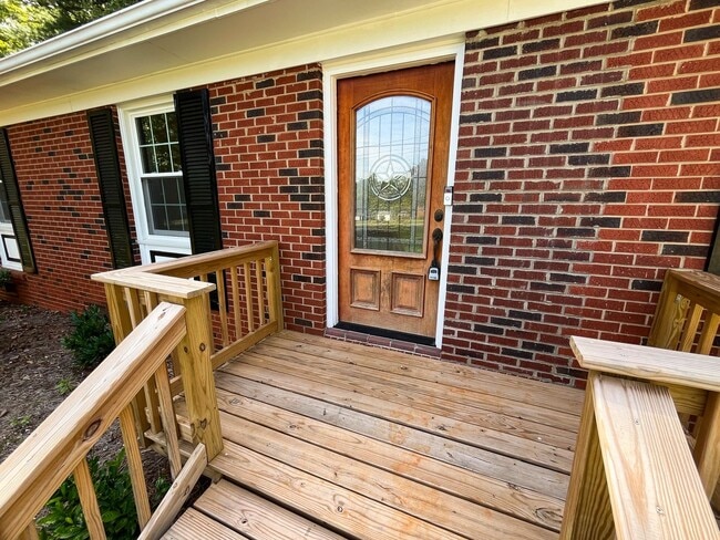 Building Photo - Gorgeous 3 bedroom, 2 bathroom brick home ...