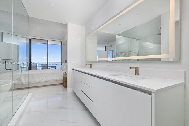 Building Photo - 700 NE 24th St