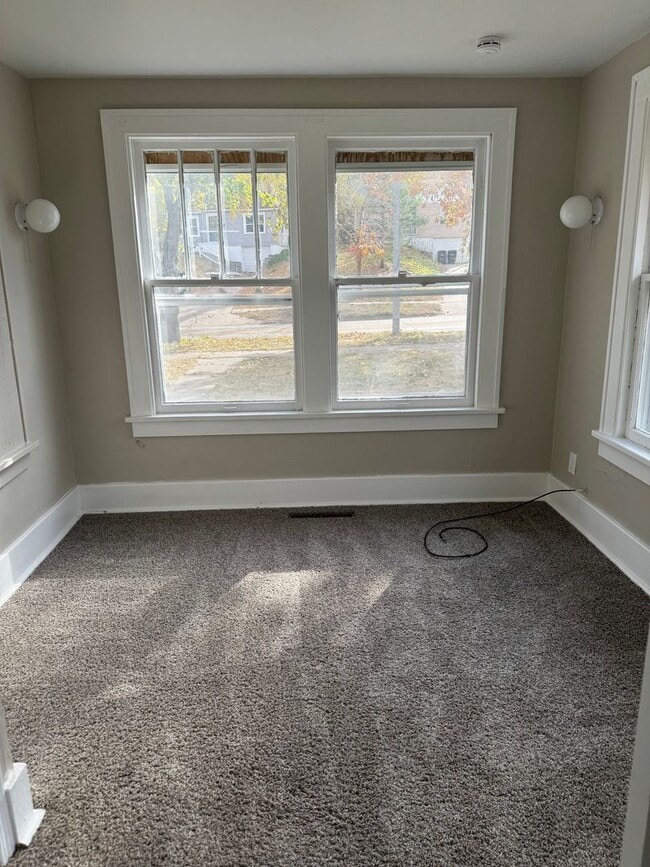 Building Photo - 3 BR, 1 BA off Fontenelle Blvd