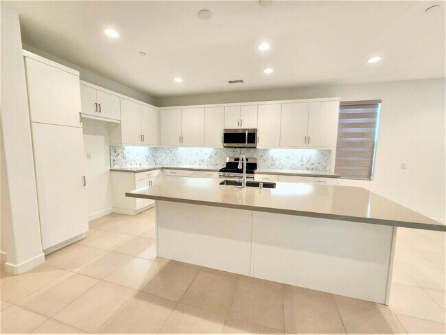 Building Photo - 35770 McCarthy St