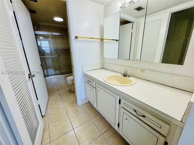 Building Photo - 18011 Biscayne Blvd