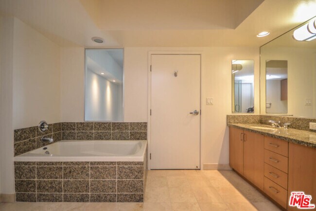 Building Photo - 13700 Marina Pointe Dr