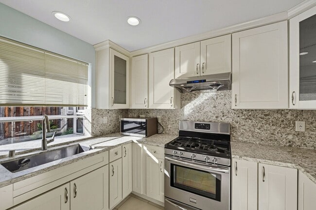 Building Photo - Updated Family Spacious Home w/ Fenced in ...
