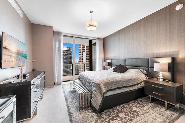 Building Photo - 1000 Brickell Plz