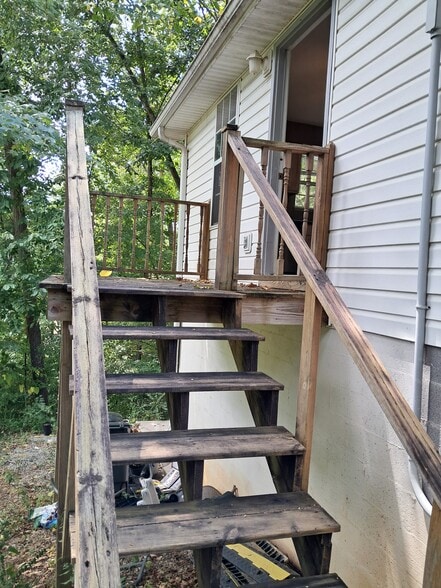 Building Photo - 121 Oak Dr