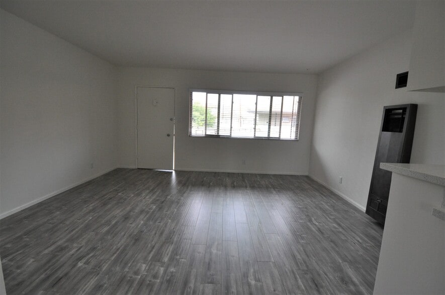 Building Photo - 10645 Valley Spring Ln