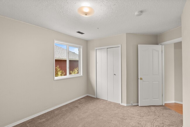 Building Photo - 4bed/2 bath Portland Charmer