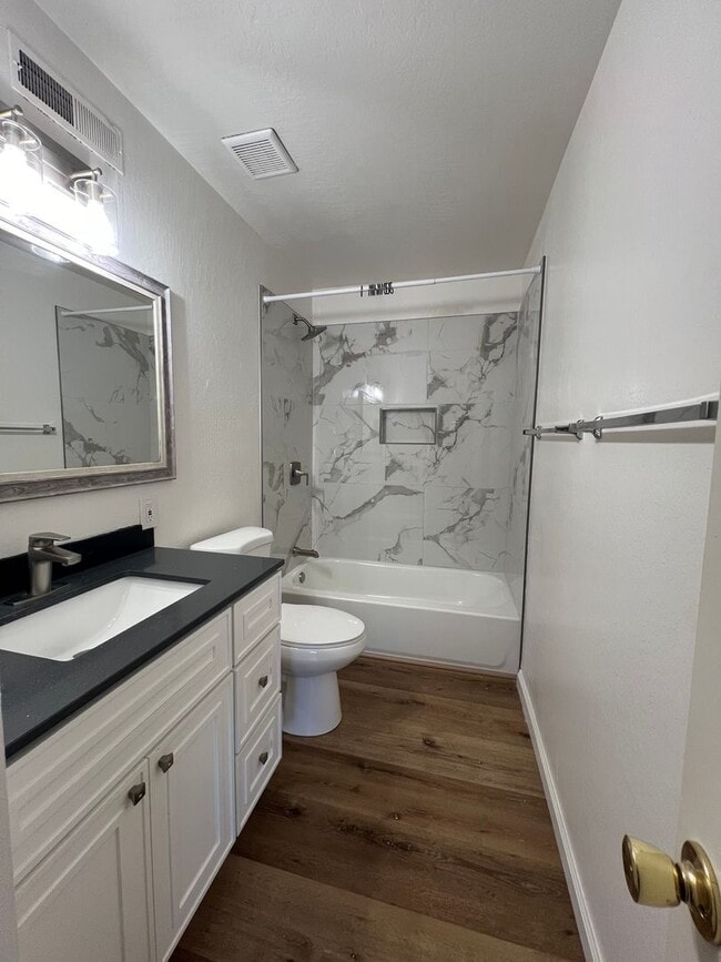 Building Photo - 3 bed 1.5 bath Home upper westside