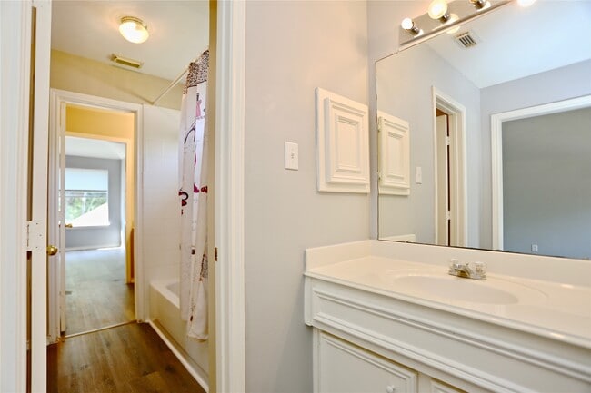 Building Photo - 2515 Hyland Park