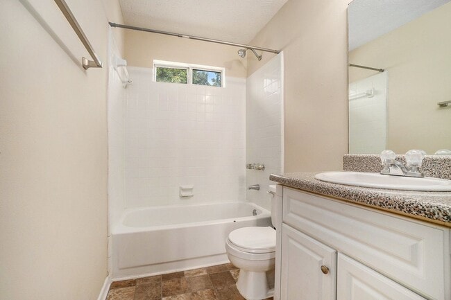 Building Photo - 3 bdrm, 2 bath in Decatur