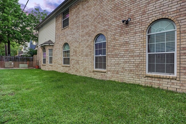 Building Photo - 7630 N Linpar Ct