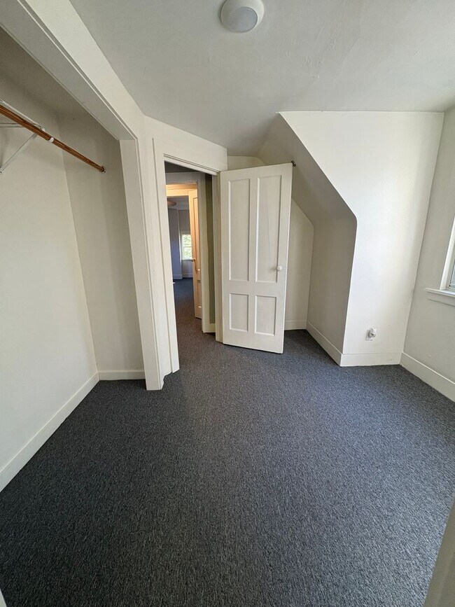 Building Photo - STUNNING Two Bedroom Single Family Home!