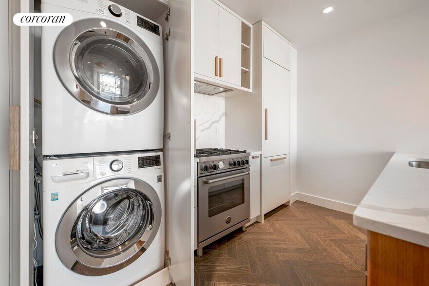 Building Photo - 11-12 44th Drive 6G