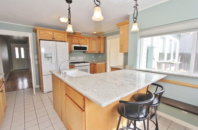 Building Photo - Charming Single-Level Cottage Style Home