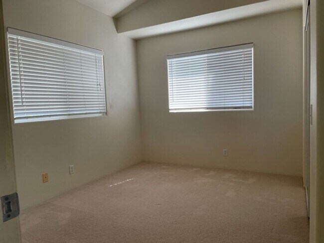 Building Photo - $4,000 / Beautiful 3 bedrm/2 bath home wit...