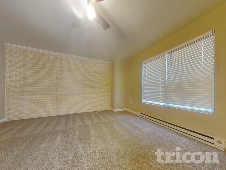 Building Photo - 37 Roxbury Ln