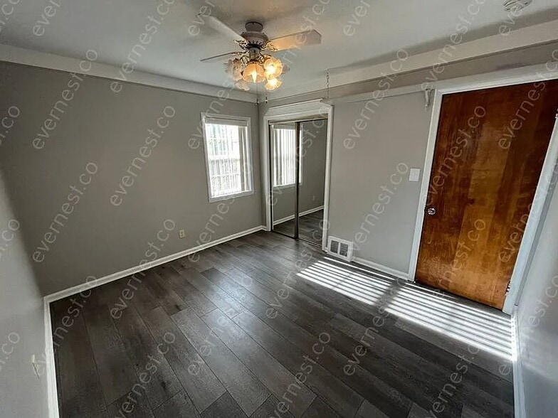 Building Photo - 14805 Russell Ave