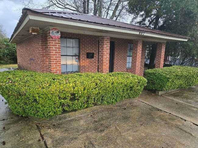 Building Photo - 837 3rd St