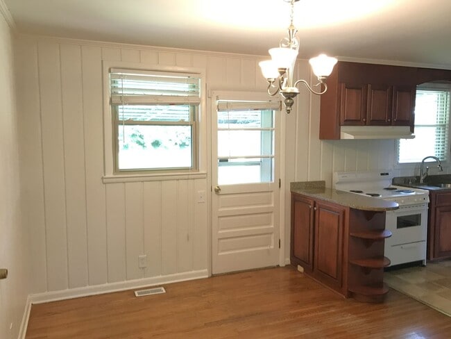 Building Photo - Excellent 2/1 in Desirable West Nashville!