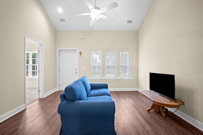 Building Photo - 3 Bedroom 2.5 Bath home in Azalea Square