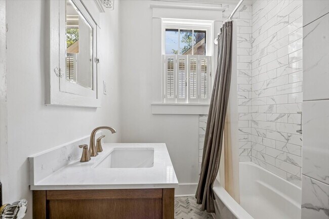Building Photo - 3/2 fully updated with appliances included!