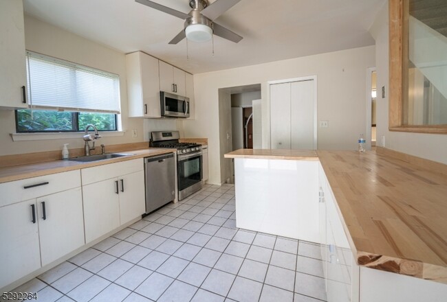 Building Photo - 221 Arrowood Way