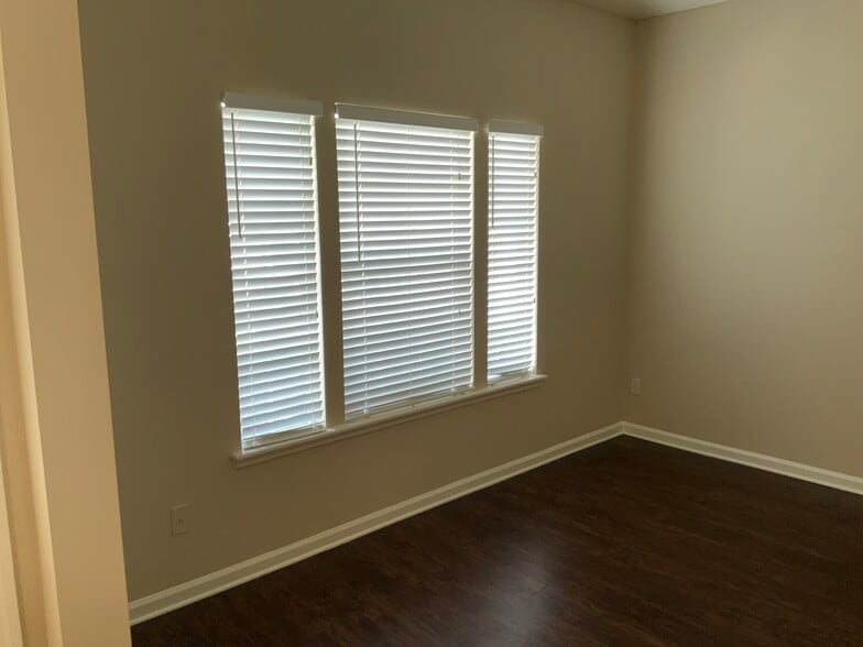 Building Photo - 2711 Salina Ct