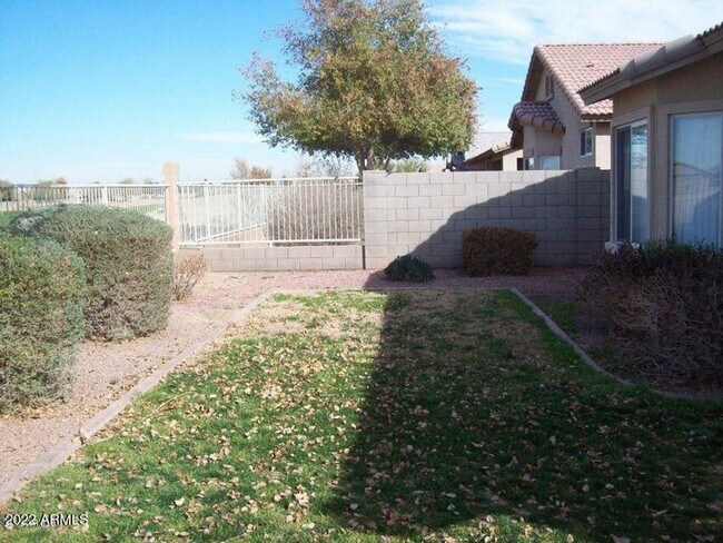 Building Photo - Charming 4 bed, 2 bath home on the golf co...