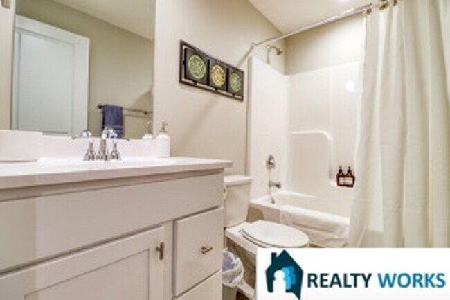 Building Photo - 3 Bedroom, 2.5 Bath townhome in great loca...