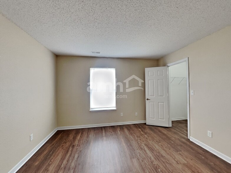 Building Photo - 888 Hollowood Ln