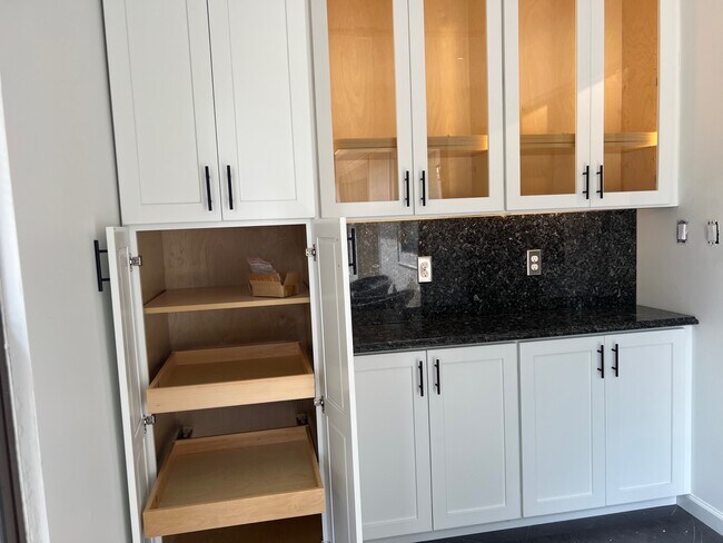 Building Photo - 808 Phoenix Dr