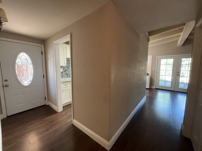 Building Photo - Updated 3 bedroom close to downtown and UC Davis campus, available for July move in!