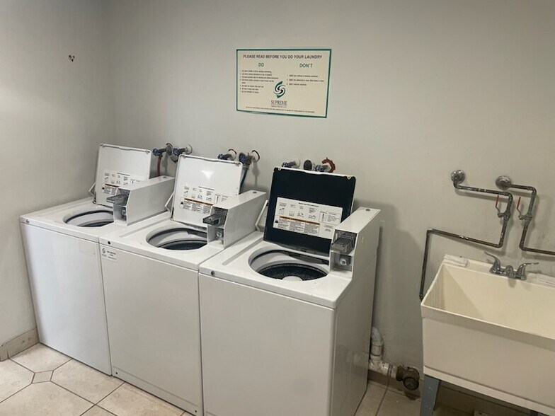 Building Photo - 580 Lawrence Ave