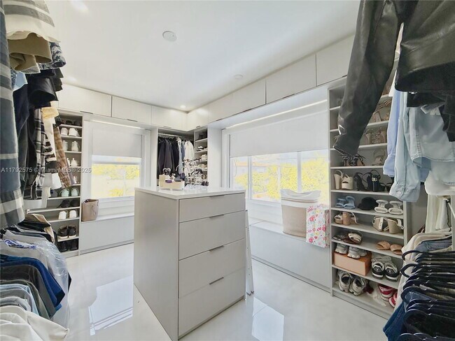 Building Photo - 927 SW 18th Ave