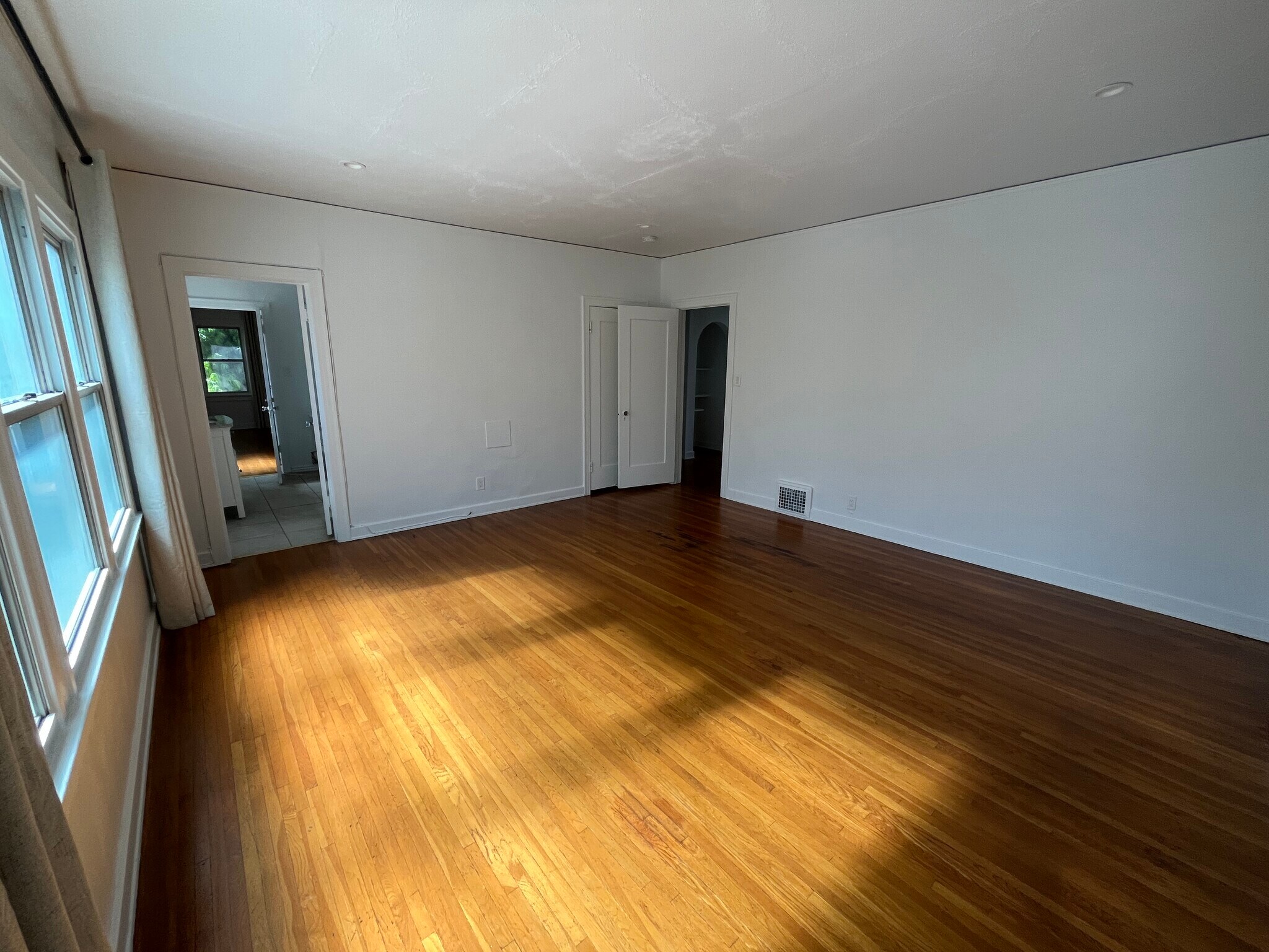 Building Photo - 109 N Mansfield Ave