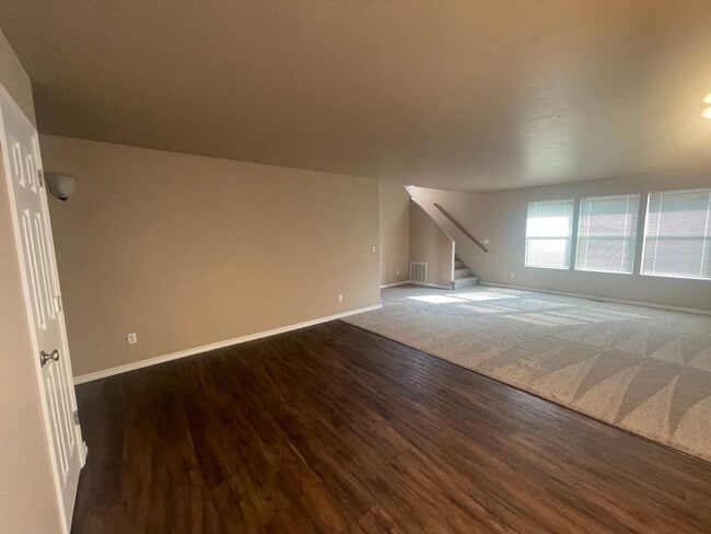 Building Photo - Freshly Remodeled 3 bed 2 Bath Townhome