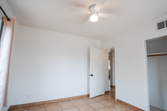 Building Photo - 1410 W Clarendon Ave